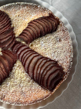 Cargar imagen en el visor de la galería, Tarta de turrón, frangipane almendras y peras en vino tinto
