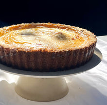 Cargar imagen en el visor de la galería, Tarta lavanda y guayaba
