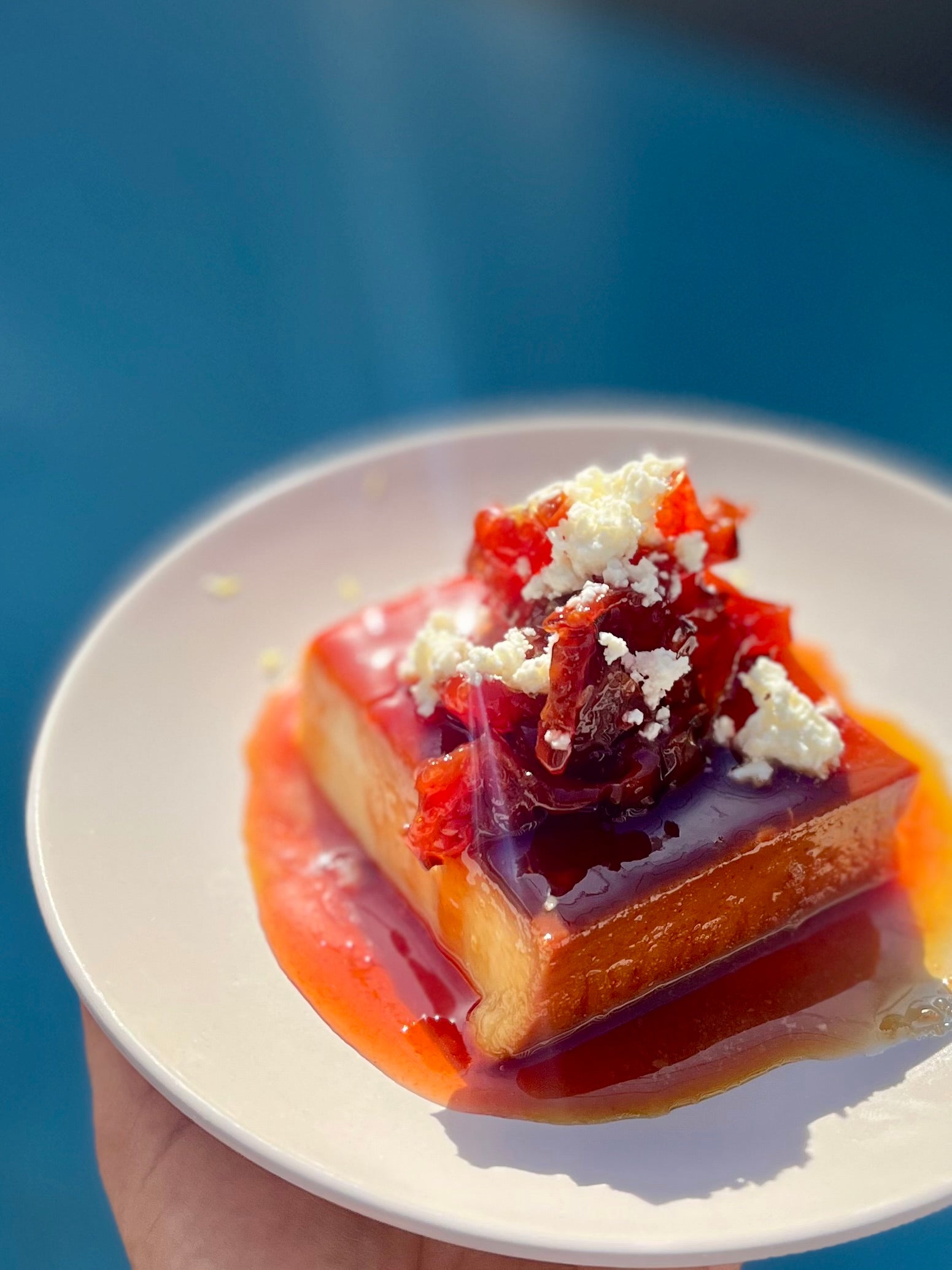 Flan de queso, dulce de carambola y queso fresco