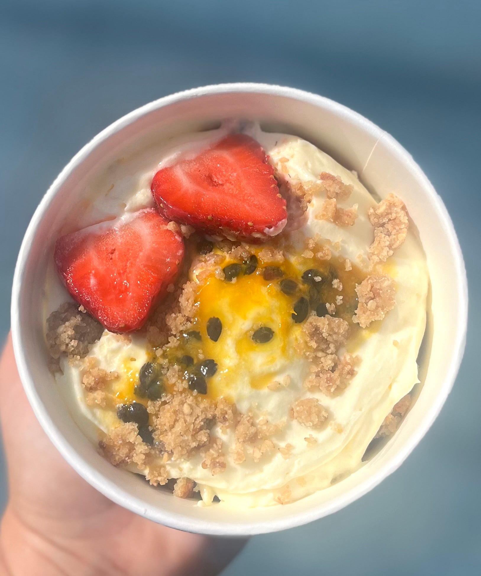Triffle bizcocho limón & aceite de oliva, buttercream naranja y parcha, compota mangó & romero 16 oz.