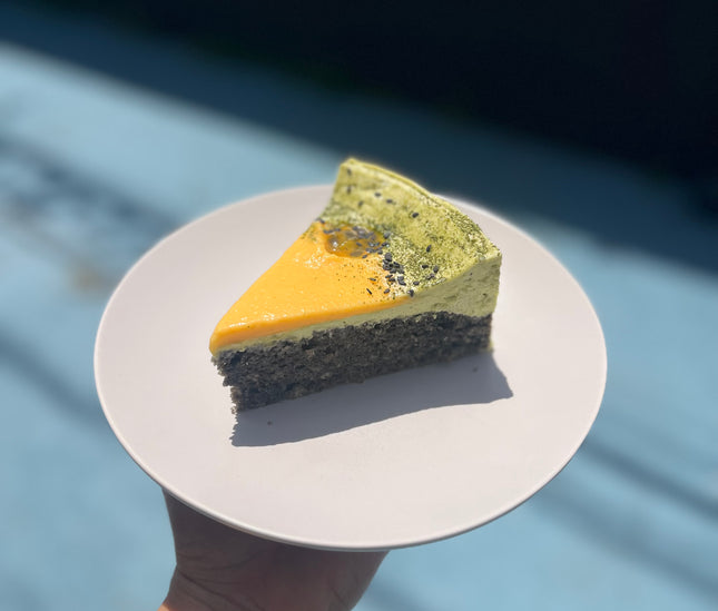 Esponjoso de sésamo negro, curd de parcha & crema de té matcha