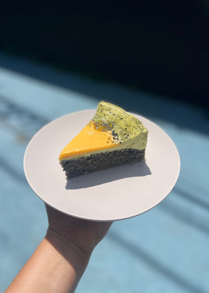 Esponjoso de sésamo negro, curd de parcha & crema de té matcha