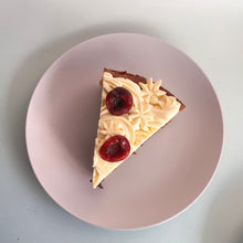 Cargar imagen en el visor de la galería, Frangipane almendra y mantequilla tostada, pitorro soaked cherries &amp; mousse de miel
