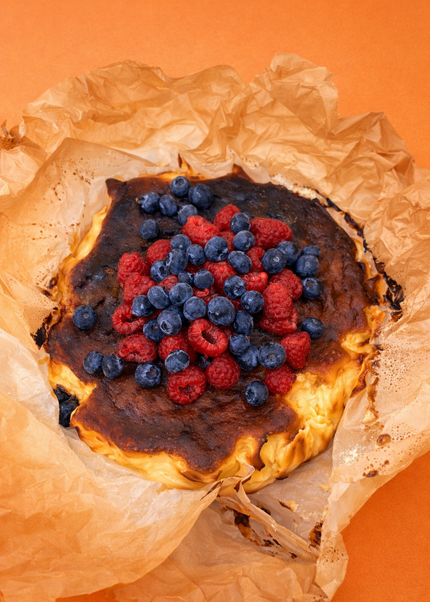 Tarta vasca tradicional con berries