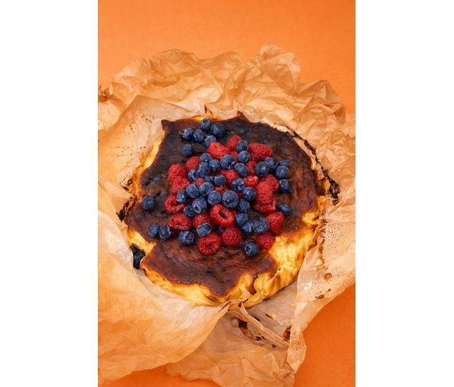 Tarta vasca tradicional con berries