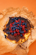 Cargar imagen en el visor de la galería, Tarta vasca tradicional con berries
