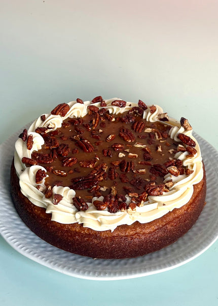 Rum Cake, caramelo, pecans & mantequilla tostada