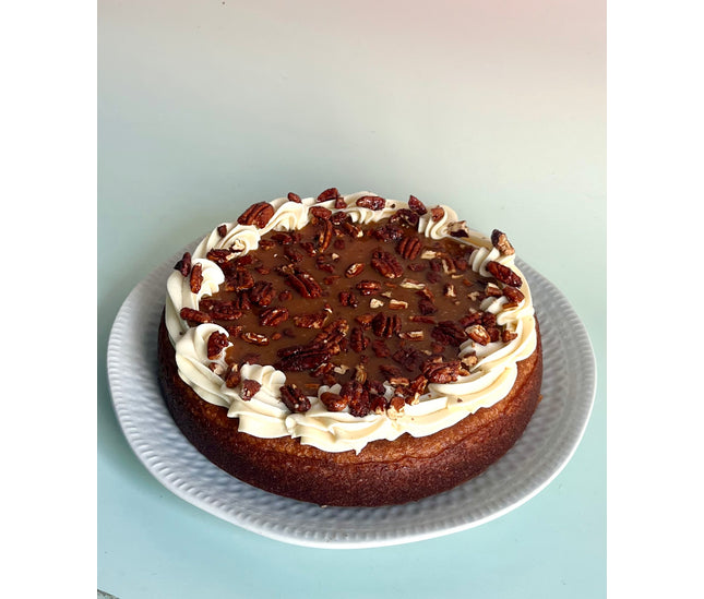 Rum Cake, caramelo, pecans & mantequilla tostada