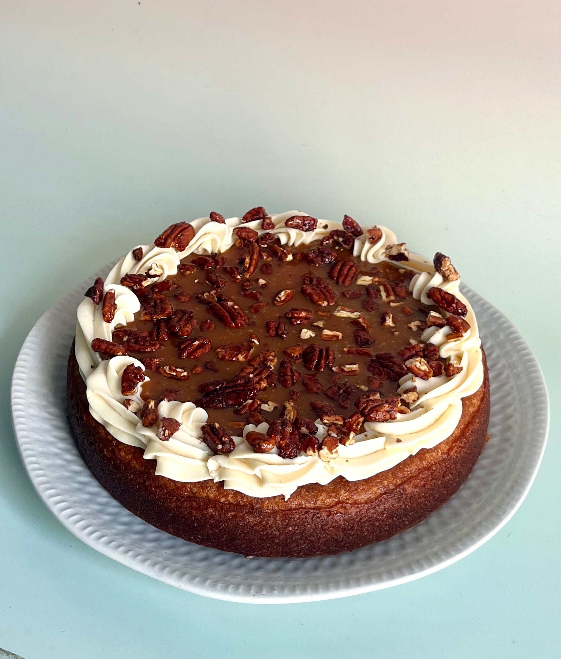 Rum Cake, caramelo, pecans & mantequilla tostada