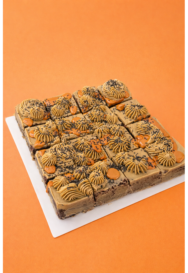 Bandeja fudge brownies, dulce de leche y sésamo negro