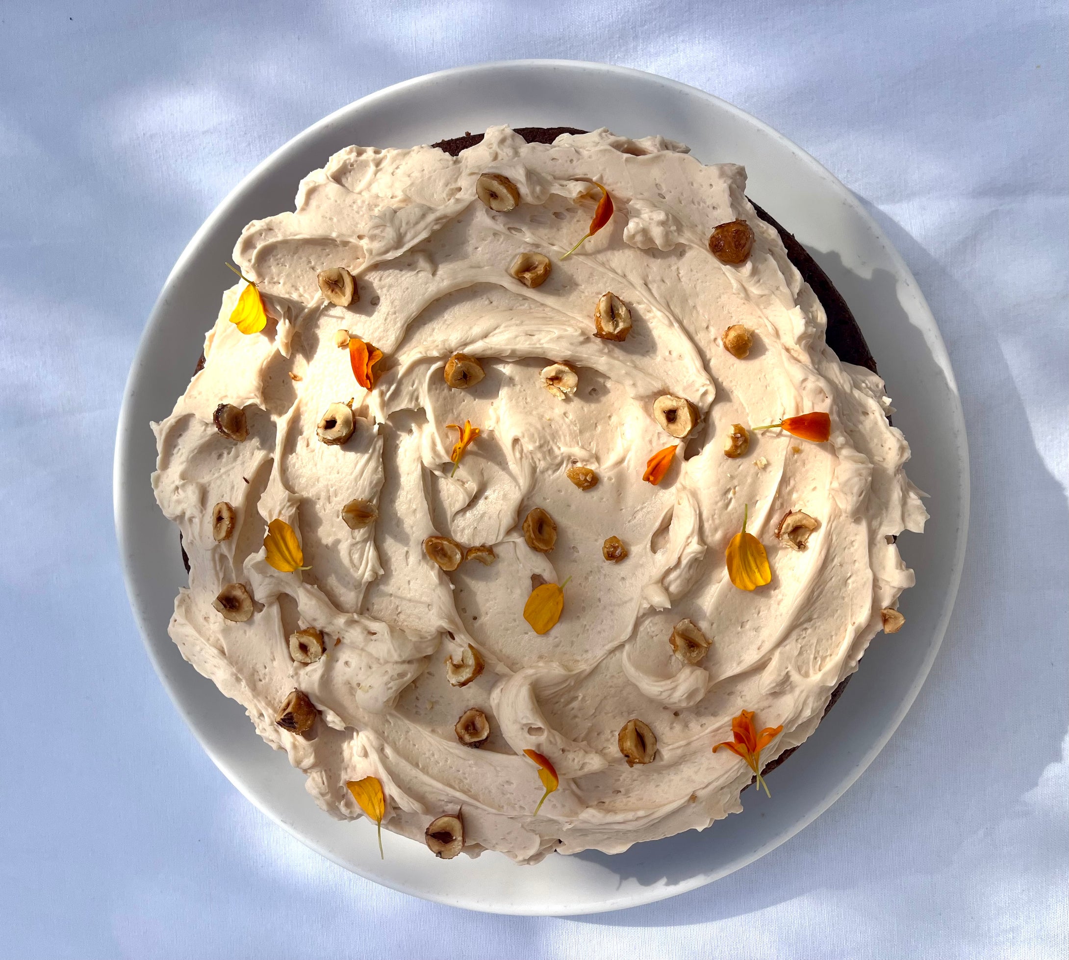 Spice rum cake, praliné avellanas & caramelo