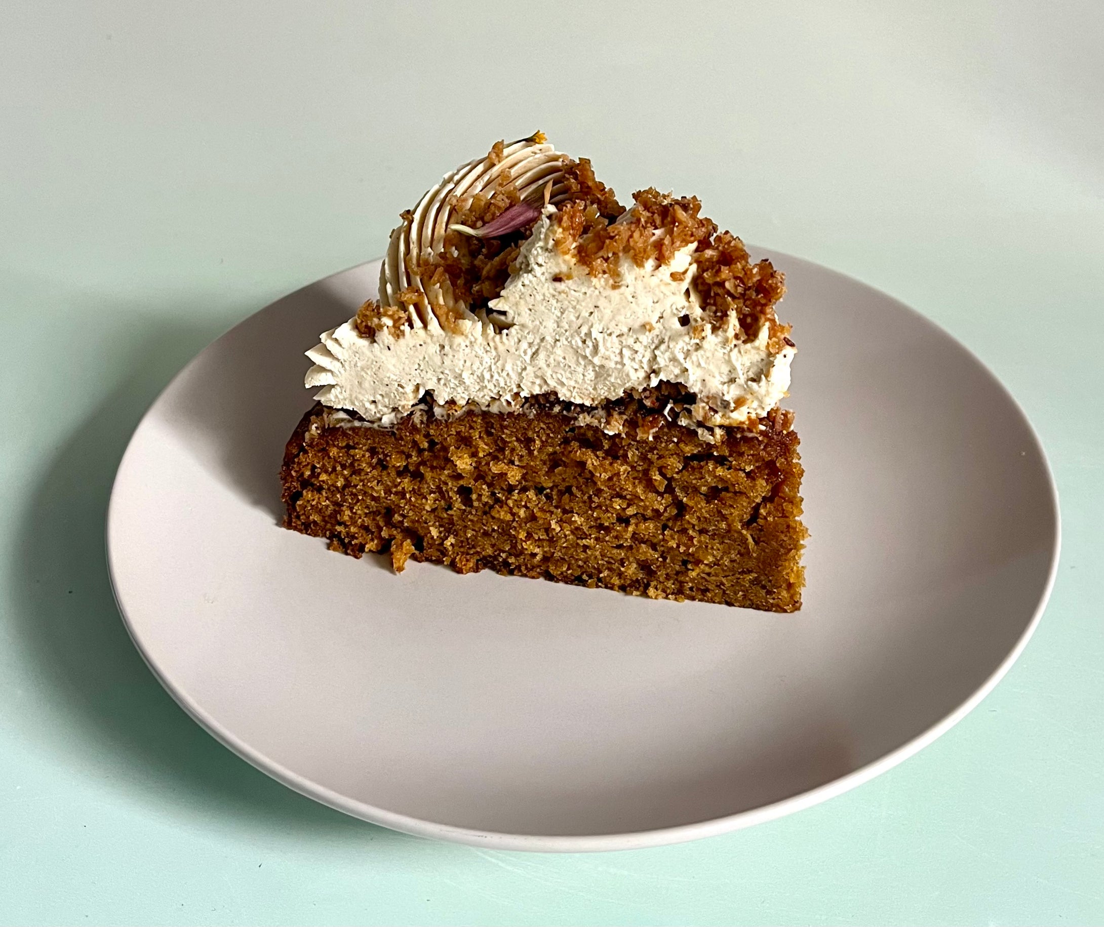 Ponqué calabaza, mousse chai masala, dulce de coco