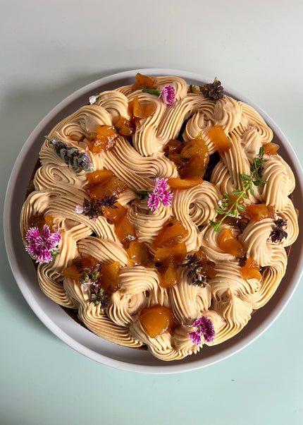Cinnamon cake + peaches jam & mousse caramelo