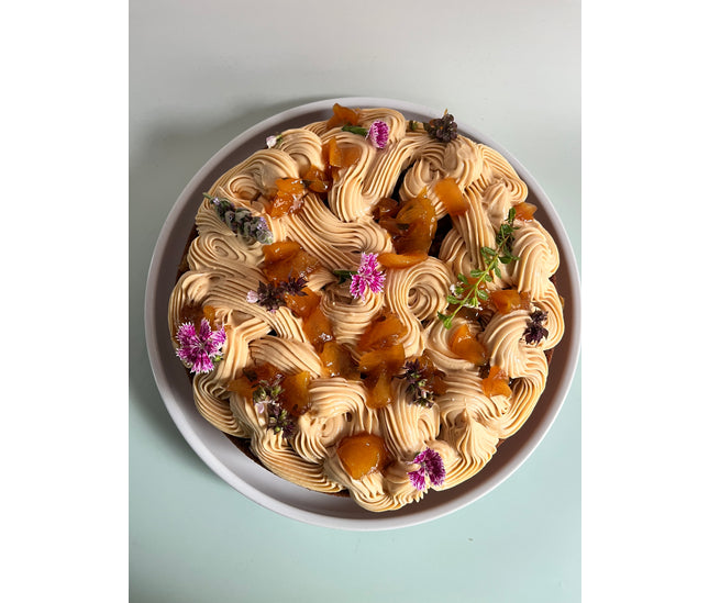Cinnamon cake + peaches jam & mousse caramelo