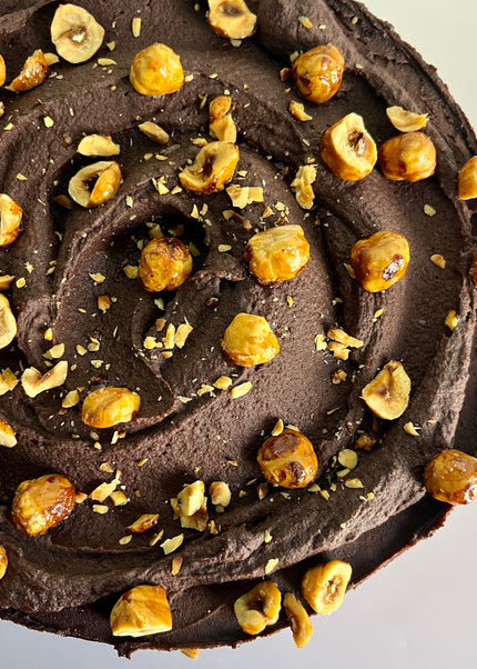 Bizcocho de chocolate, relleno praliné de avellanas