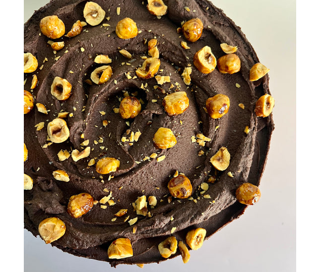 Bizcocho de chocolate, relleno praliné de avellanas
