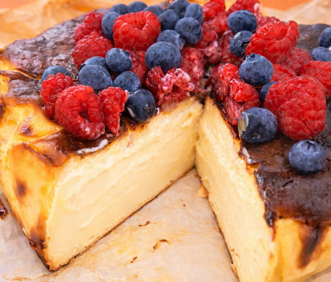 Tarta vasca tradicional con berries