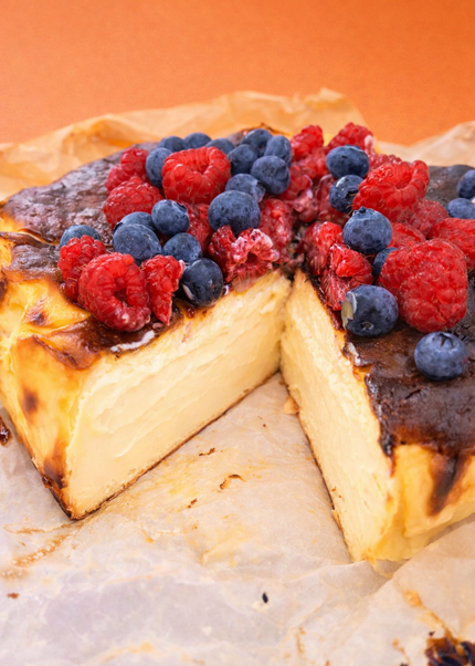 Tarta vasca tradicional con berries