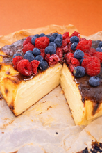 Cargar imagen en el visor de la galería, Tarta vasca tradicional con berries
