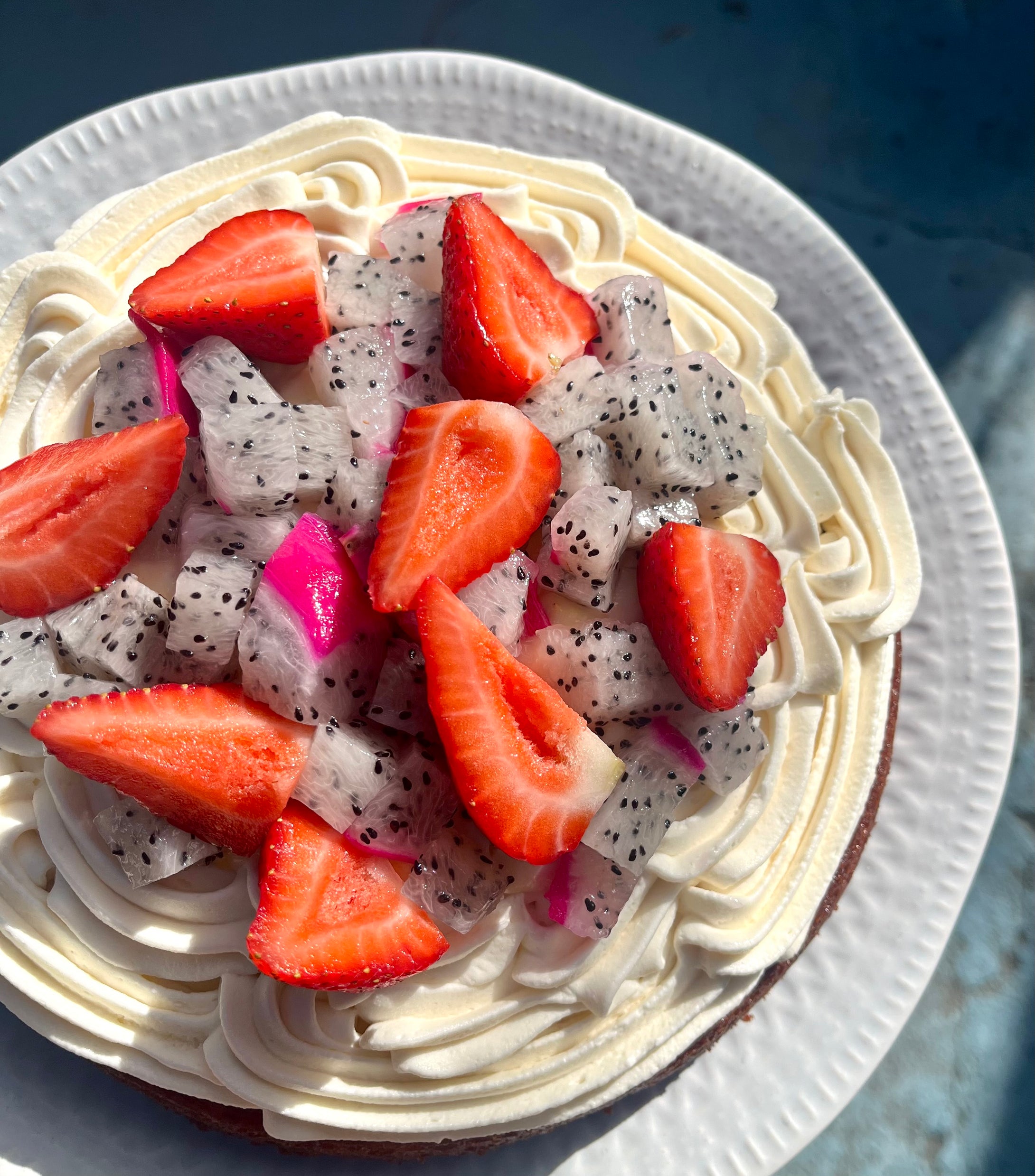 Bizcocho de vainilla, relleno natilla sevillana, buttercream mantequilla tostada, dragon fruit del país & fresas