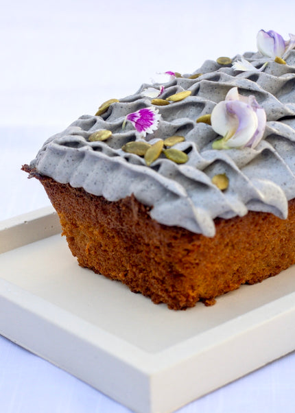 Loaf de calabaza y especias+mousse de coco y sésamo negro