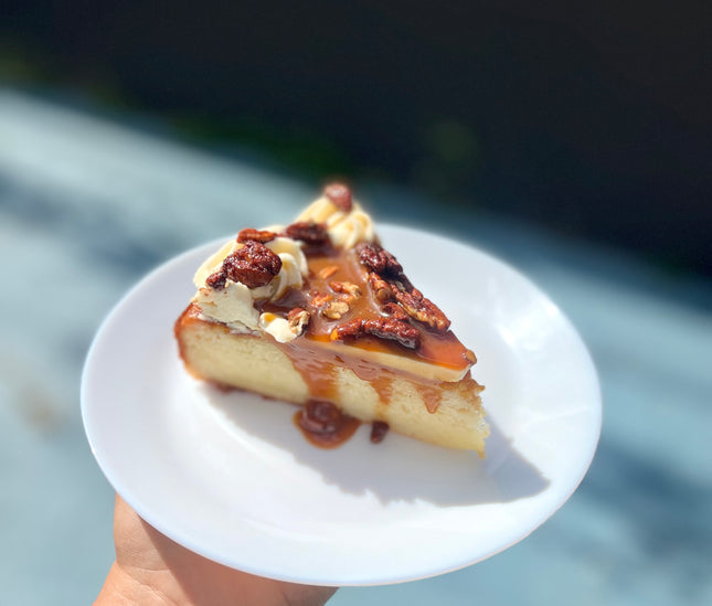 Rum Cake, caramelo, pecans & mantequilla tostada