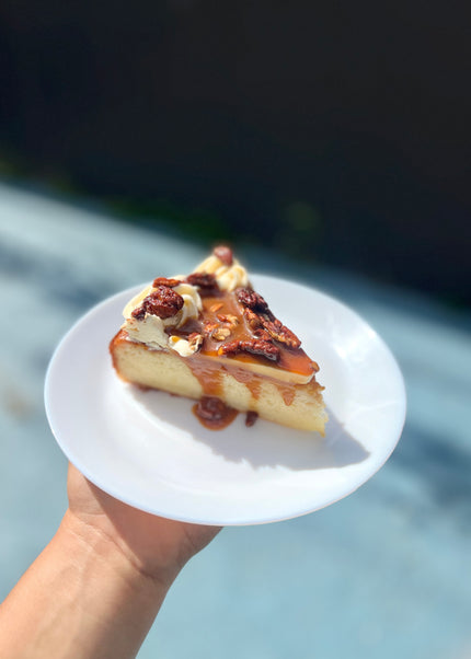 Rum Cake, caramelo, pecans & mantequilla tostada