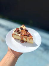 Cargar imagen en el visor de la galería, Rum Cake, caramelo, pecans &amp; mantequilla tostada
