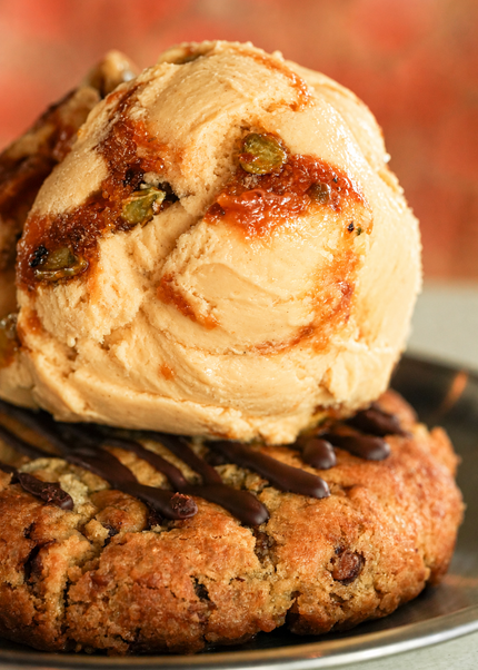 Brown butter pecan cookies con chocolate negro (6) + pinta 16 oz. gelato chai pumpkin spice