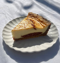 Cargar imagen en el visor de la galería, Tarta lavanda y guayaba
