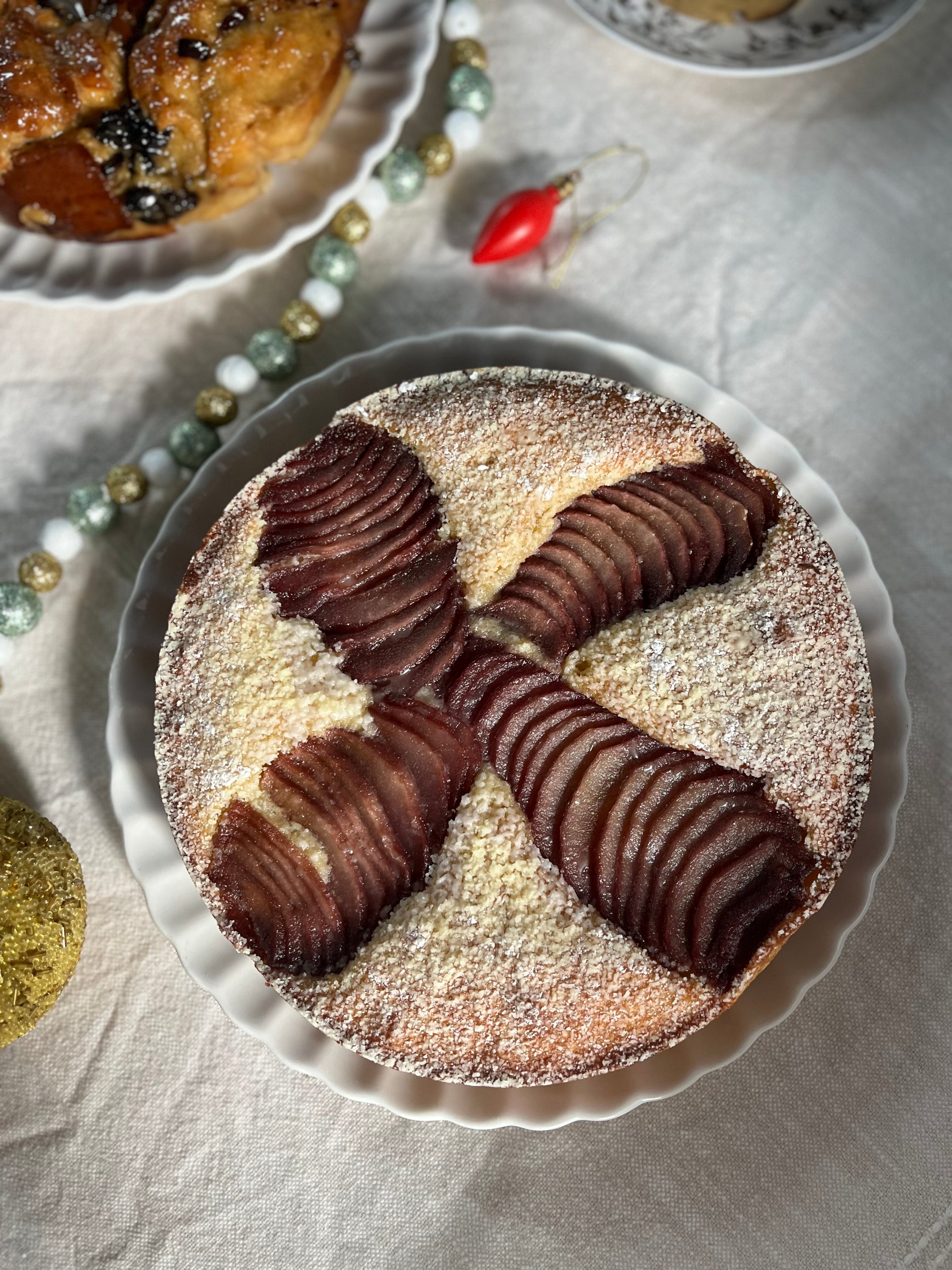 Tarta de turrón, frangipane almendras y peras en vino tinto