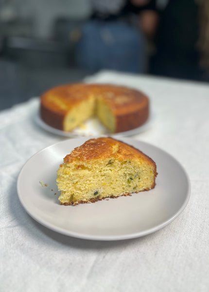Pan de maíz, jalapeño, cebollines