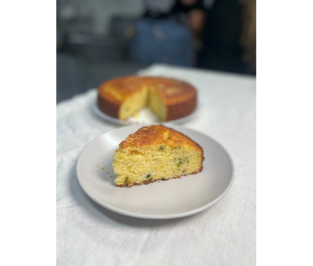 Pan de maíz, jalapeño, cebollines