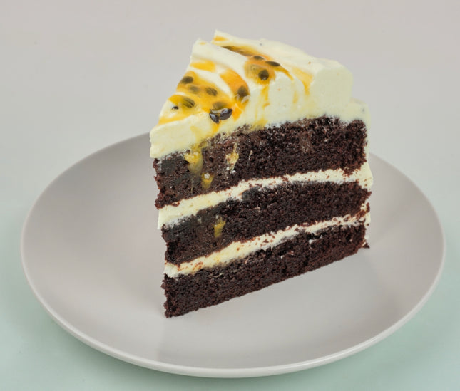 Bizcocho de Chocolate con Crema de Queso y Parcha