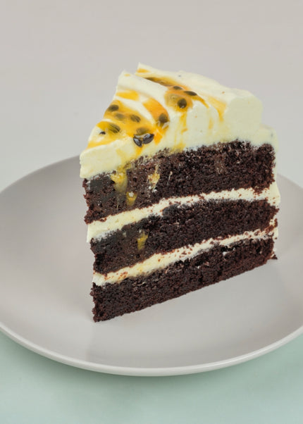 Bizcocho de Chocolate con Crema de Queso y Parcha