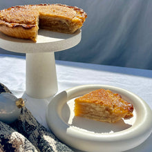 Cargar imagen en el visor de la galería, Pie de Manzanas con Crust de Mantequilla Tostada
