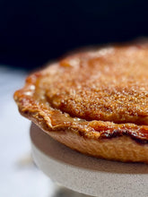 Cargar imagen en el visor de la galería, Pie de Manzanas con Crust de Mantequilla Tostada
