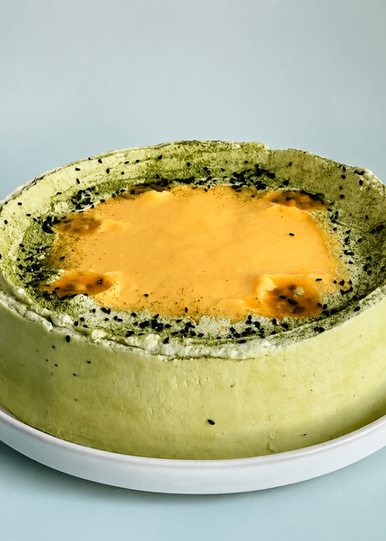 Esponjoso de sésamo negro, curd de parcha & crema de té matcha