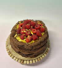 Cargar imagen en el visor de la galería, Bizcocho de Chocolate sin Harina con Crema de Pistacho y Mermelada de Raspberries (Gluten Free)

